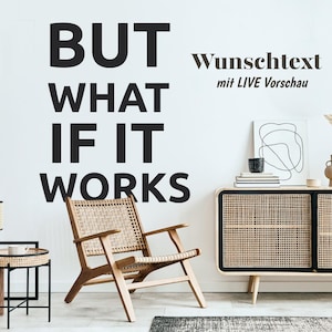 Könnte beinhalten: Ein Wandaufkleber mit dem schwarzen Text BUT WHAT IF IT WORKS und dem Text Wunschtext mit LIVE Vorschau. Der Raum enthält einen Holzstuhl mit Wiener Geflecht, ein Sideboard mit Geflecht-Türen, eine schwarze Lampe und dekorative Vasen.