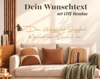 Pode incluir: Um sofá bege com três almofadas decorativas, uma manta verde com borlas e texto na parede lendo "Dein Wunschtext mit LIVE Vorschau" e "Dein Lieblingszitat, Songtext Weisheit, oder Spruch hier" acima da área de assento.