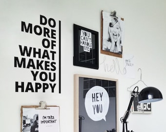 Naklejka ścienna z napisem RÓB WIĘCEJ TEGO, CO CIĘ USZCZĘŚLIWIA, naklejka ścienna z motywacją, inspirująca typografia ścienna, sztuka ścienna do biura