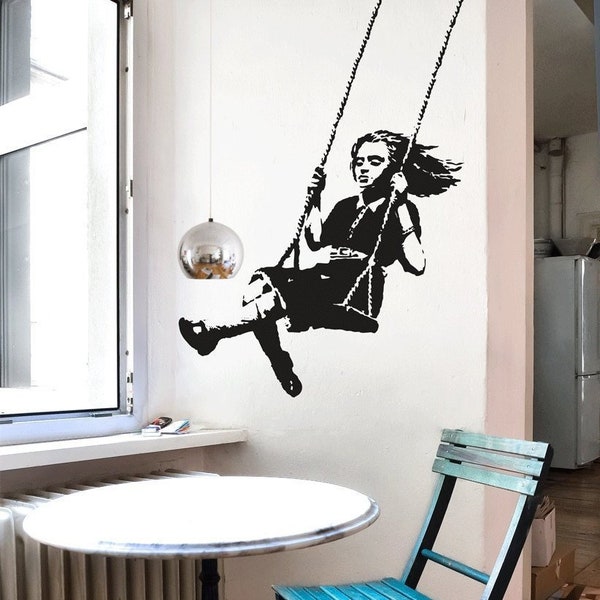 Wandtattoo Banksy Mädchen auf Schaukel, Streetart Girl Wandsticker Mädchen schaukelt, Banksy Wall Art Graffiti von UrbanArtBerlin