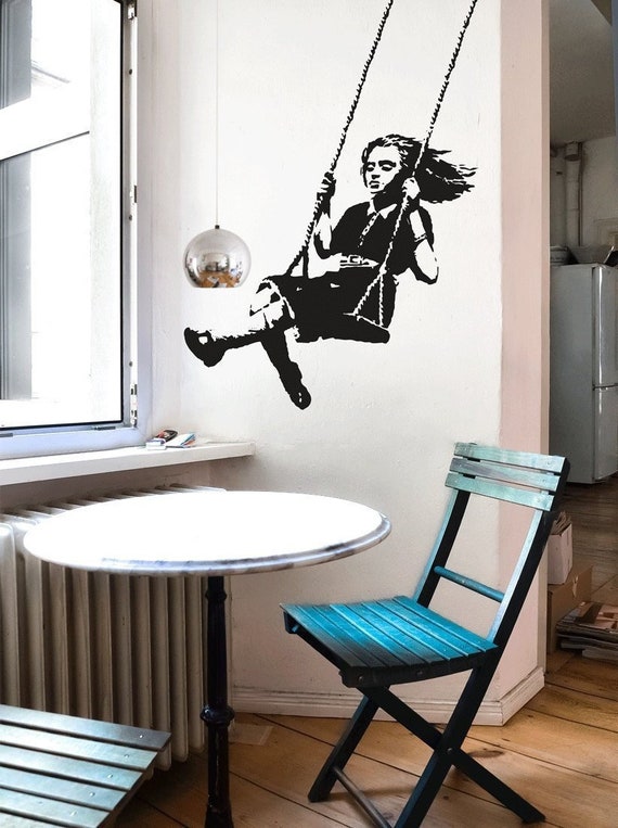 Wandtattoo Banksy Mädchen auf Schaukel, Streetart Girl Wandsticker Mädchen  schaukelt, Banksy Wall Art Graffiti von UrbanArtBerlin - .de