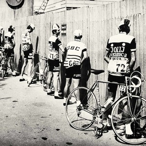 Impresión de ciclista de bicicleta, póster fotográfico vintage, regalo para ciclista, decoración de baño, ciclismo de carretera, hombres orinando, arte de pared en blanco y negro