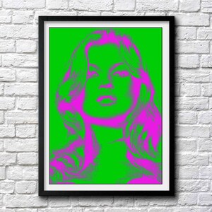 K&ouml;nnte beinhalten: Ein gerahmter Druck eines Frauen Gesichts im Pop-Art-Stil. Das Gesicht der Frau ist pink und der Hintergrund ist gr&uuml;n.