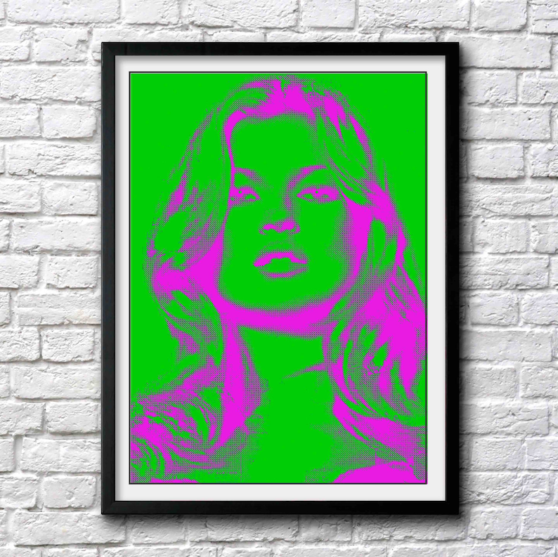 K&ouml;nnte beinhalten: Ein gerahmter Druck eines Frauen Gesichts im Pop-Art-Stil. Das Gesicht der Frau ist pink und der Hintergrund ist gr&uuml;n.