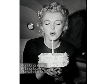 Marilyn photo print poster picture birthday cake vintage Hollywood movie star black and white wall decor gift fan art
