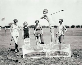 Puede incluir: Cinco mujeres con ropa vintage están en un campo de golf, sosteniendo palos y bolsas de golf. Están de pie sobre bloques de hielo, que se utilizan como una plataforma de salida improvisada.