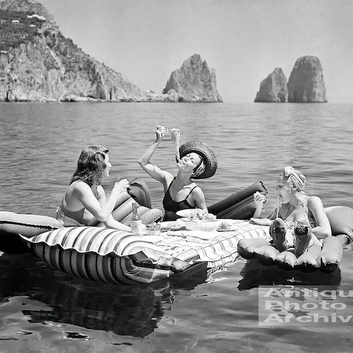 Filles mangeant des pâtes spaghetti radeau photo vintage impression cuisine décoration murale art culinaire côte amalfitaine restaurant café Capri Italie lac maison affiche