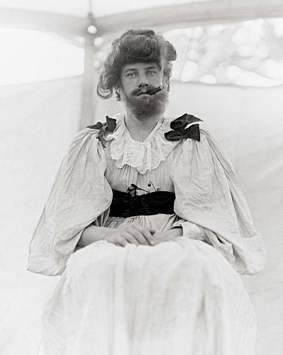 Foto vintage hombre barbudo vestido de mujer fumando cigarro - Etsy España Foto vintage hombre barbudo vestido de mujer fumando cigarro - Etsy España