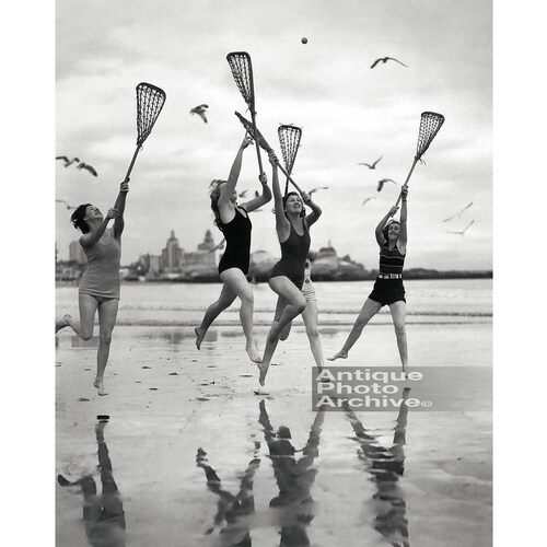 Photo vintage de femmes sur la plage, filles, équipe de crosse, cadeau, joueur, art mural, impression en noir et blanc, affiche, décoration de maison, célébrer une joie heureuse