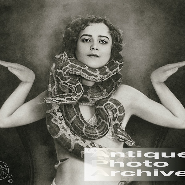 photo vintage charmeur de serpents artiste de cirque impression affiche d'art python reptile décoration murale noir et blanc photographie antique photographie des années 1930