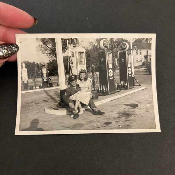 Photographie instantanée originale d'un soldat militaire de la Seconde Guerre mondiale et de sa fille dans une station-service de golf