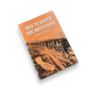 Op de afbeelding: Een vintage boek getiteld "Men to Match the Mountains" van Lloyd Thorpe. De omslag toont een zwart-witfoto van een groep mensen die op een onverharde weg lopen. Het boek maakt deel uit van Californië's getest programma voor het behoud van zowel menselijke als natuurlijke hulpbronnen.