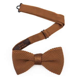 Caramel brown knitted bow tie for men, Autumn wedding bow ties for groom and groomsmen, knit pre-tied bow tie imagem 2