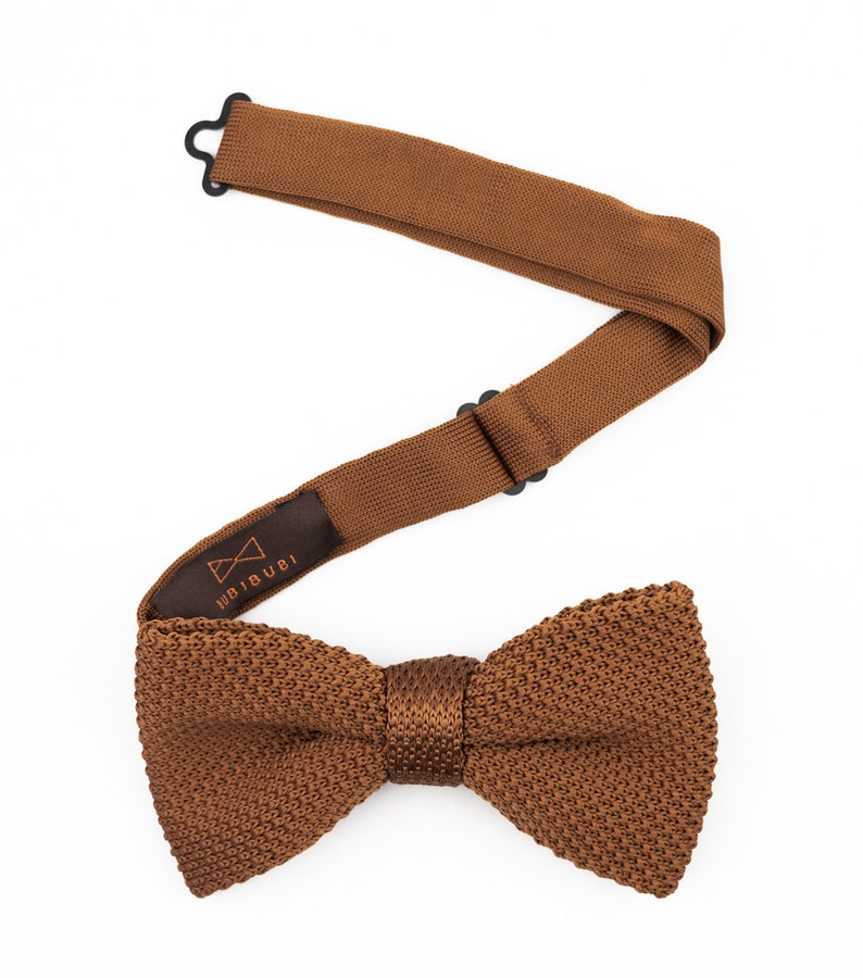 Caramel brown knitted bow tie for men, Autumn wedding bow ties for groom and groomsmen, knit pre-tied bow tie imagem 2