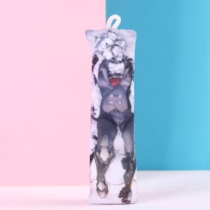 ZZZ Von Lycaon Mini Dakimakura Nyckelring | 11 x 3 cm Tvåvägs Trikå Daki Nyckelring Kroppskudde Zenless Zone Zero