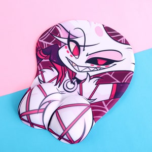 Puede incluir: Alfombrilla de ratón ergonómica con diseño de personaje de dibujos animados. La alfombrilla presenta un personaje blanco con detalles en rosa, un atuendo morado oscuro y una expresión sonriente. El fondo es rosa y azul.