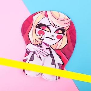 Puede incluir: Alfombrilla de ratón personalizada con un personaje de dibujos animados con cabello rubio, mejillas rojas y uñas negras. La alfombrilla tiene una combinación de colores rojo y blanco y está sobre un fondo rosa y azul.