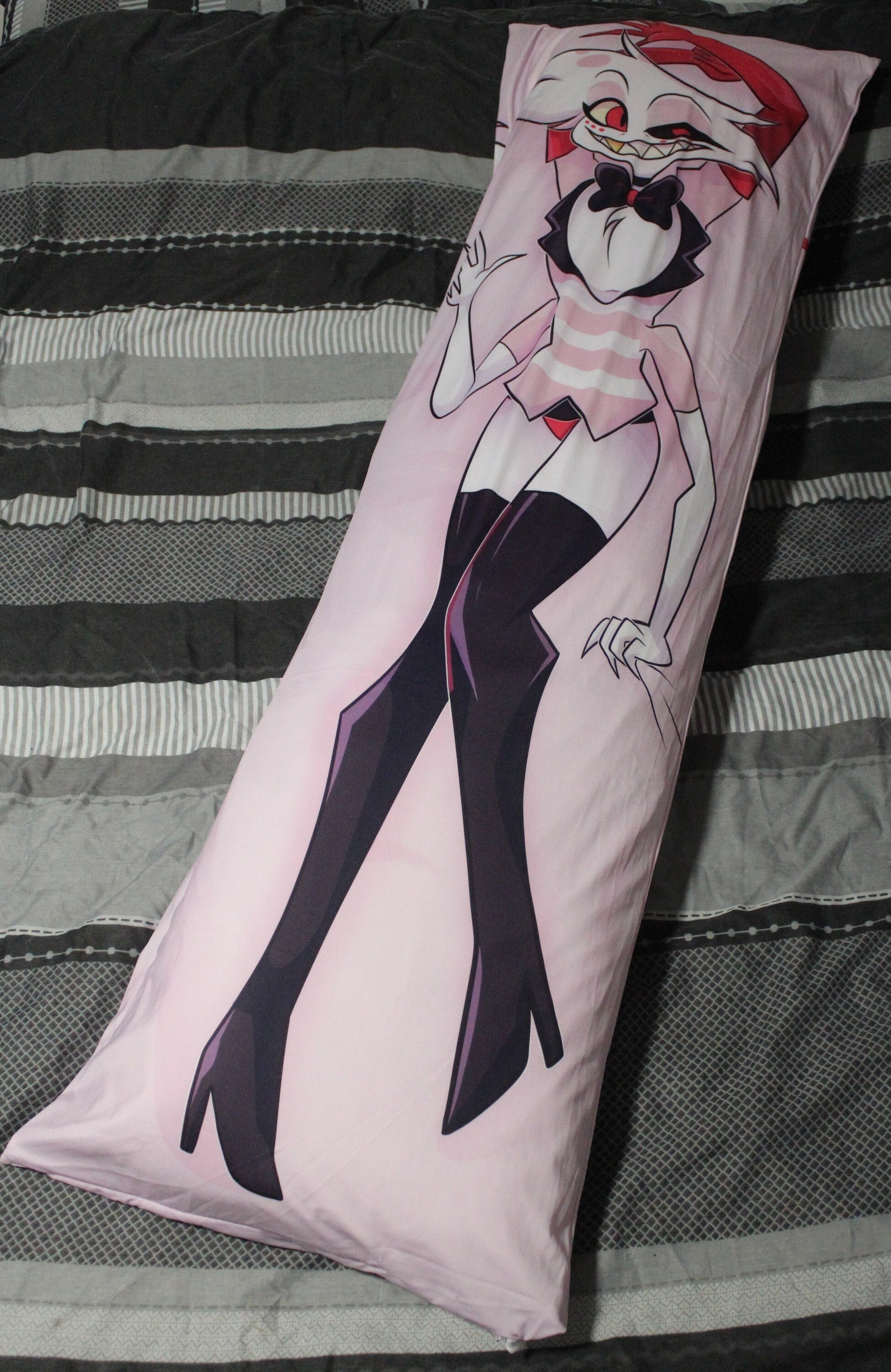 Dakimakura grande Alastor de Hazbin Hotel. Funda de almohada