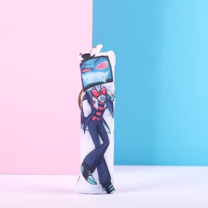 Może przedstawiać: Biały pluszowy brelok z postacią z kreskówki. Postać to niebieski i biały telewizor z czerwonym krawatem i czarnym kapeluszem. Postać ma na sobie czarny garnitur i ma białą twarz z czerwonym okiem.