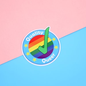 Calcomanía de vinilo LGBTQ+ troquelada de calidad Queer / 3"