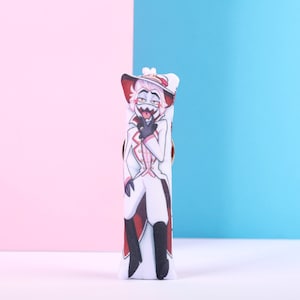 Hazbin Hotel Lucifer Morningstar Mini Dakimakura Schlüsselanhänger |  11 x 3 cm Trikot-Schlüsselanhänger Daki Kissen