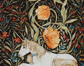 Peut inclure: Une licorne blanche avec une corne dorée se trouve sur un fond noir avec un motif floral. Les fleurs sont orange, rouge et bleu.