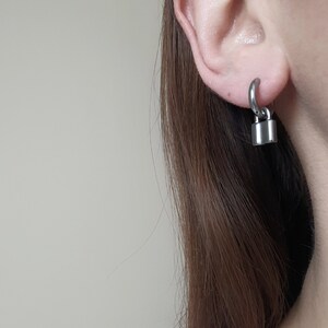 Huggie hoops com cadeado, argolas de aço cirúrgico, brincos de argola, argolas de aço inoxidável, Kpop, hipoalergênico