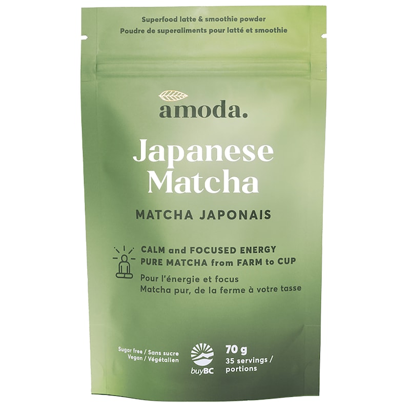 Puede incluir: Una bolsa verde con una etiqueta blanca que dice "amoda. Japanese Matcha Matcha Japonais" y "CALM and FOCUSED ENERGY PURE MATCHA from FARM to CUP". La etiqueta tambi&eacute;n incluye el texto "Sugar free/Sans sucre Vegan/V&eacute;g&eacute;talien 70 g 35 servings/ portions buyBC".