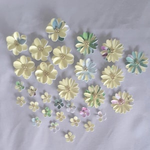 Lot de 30 embellissements recyclés, fleurs en papier, décorations de cartes, fleurs artisanales, fabrication de cartes, fleurs de scrapbooking, fleurs superposées