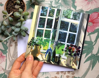 Op de afbeelding: Een vierkante kunstdruk toont een zonnige raamscène met vazen ​​met bloemen en flessen op een vensterbank. Het kunstwerk wordt door een hand vastgehouden, met een vetplant en een bloemmotief op de achtergrond.