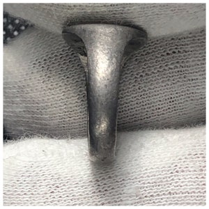 Pu&ograve; includere: Un anello d'argento con una fascia liscia e una parte superiore arrotondata semplice.