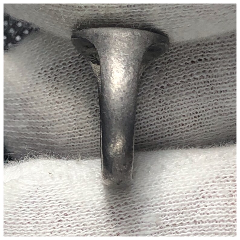 Pu&ograve; includere: Un anello d'argento con una fascia liscia e una parte superiore arrotondata semplice.