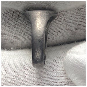 Pu&ograve; includere: Un anello d'argento con una fascia liscia e una parte superiore arrotondata e liscia.