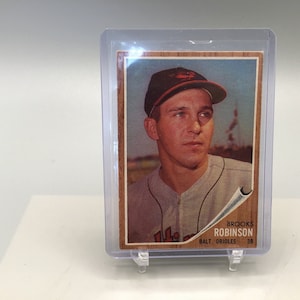 1962 Topps - Brooks Robinson (Baltimore Orioles - 3rd Baseman) Baseball Card No 45 - Stored in a Clear Rigid Plastic Protective Sleeve
