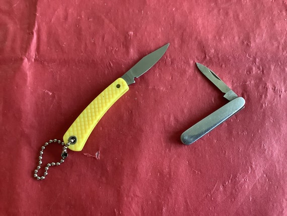 Pair Pocket Knives W/one Blade Yellow Plastic Hobnail Case Surgcal