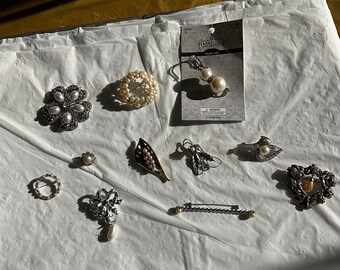 Collection of 11 Silvertone Costume Jewelry Brooches/Pins Featuring Pearl-Like Beaded Accents - Bag 868