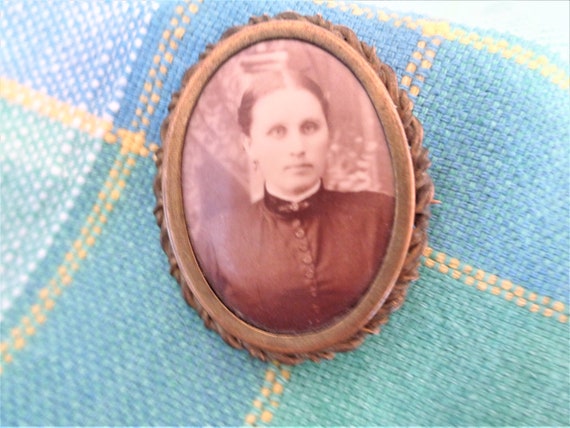 1898 Antique Victorian Portrait/Picture/Photo Pin… - image 1