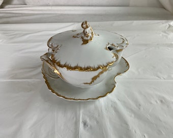 H &Co Haviland Limoges France - White W/Large Amount of Goldtone Curl-I-cue Accents - Freeform Gravy Boat With Lid and Attached Underplate