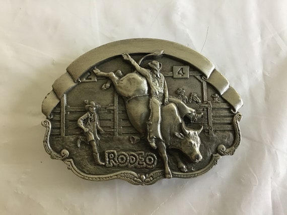 Buckle b 2024