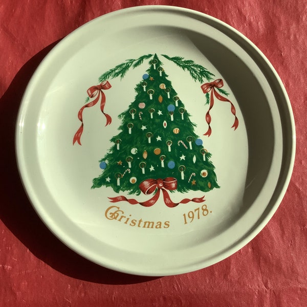7”Diameter 1978 Christmas Collector Plate From Lillian Vernon - Made in Carrigaline Pottery - County Cork Ireland