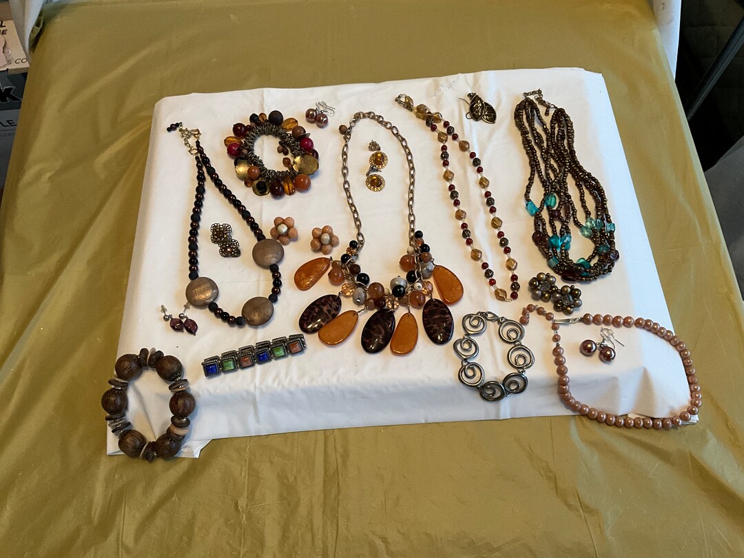 洋書 Costume Jewelry The Fun of Collecting Collecting Costume Jewelry 202: The Basics of Dating Jewelry