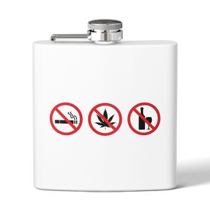Könnte beinhalten: Ein weißer Metallflachmann mit silbernem Schraubverschluss. Die Vorderseite zeigt drei schwarze Symbole in roten Verbotskreisen: eine rauchende Zigarette, ein Cannabisblatt sowie eine Weinflasche mit Glas, die für Rauch-, Cannabis- und Alkoholverbot stehen.