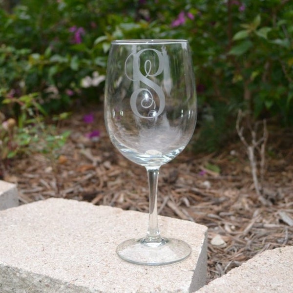 Copas de vino grabadas, copas de vino iniciales escaladas, copas de vino personalizadas, regalo de menos de 10 dólares, copa de monograma, regalo para compromiso de pareja