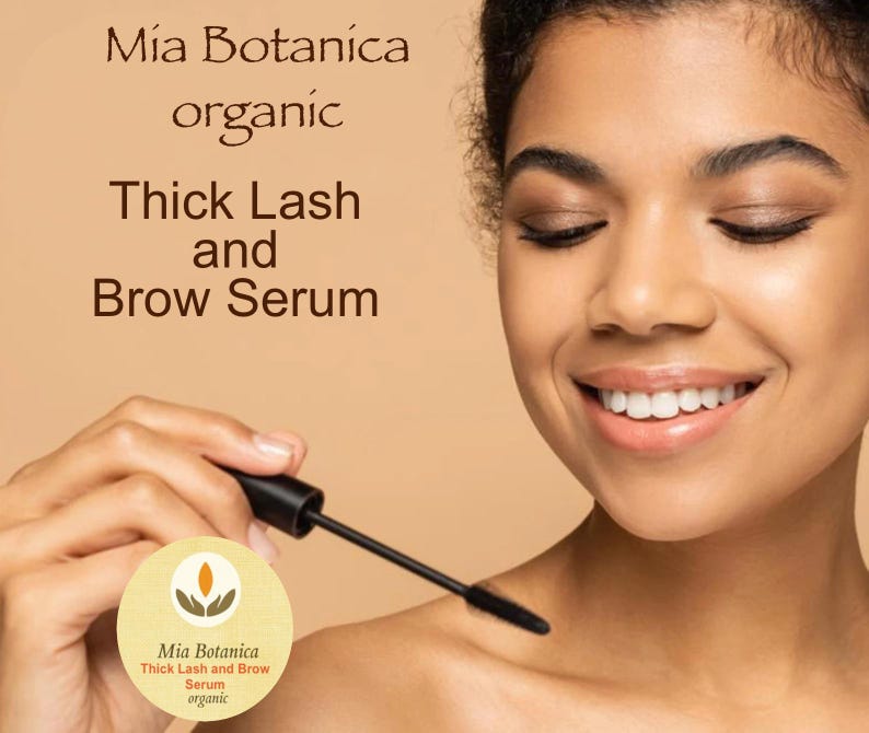 K&ouml;nnte beinhalten: Eine Frau tr&auml;gt einen schwarzen Mascara-Applikator auf ihre Wimpern auf. Die Produktverpackung ist unten links sichtbar und tr&auml;gt den Schriftzug "Mia Botanica Thick Lash and Brow Serum organic".