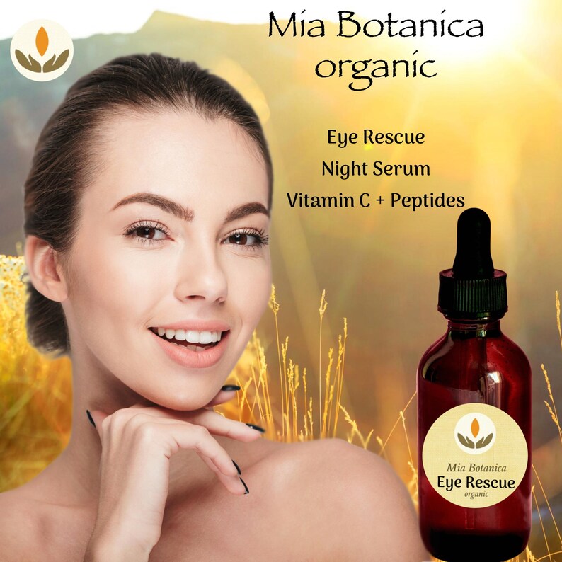 Op de afbeelding: Een vrouw glimlacht naast een rode glazen fles van Mia Botanica Eye Rescue Night Serum. De fles heeft een druppelaar en een wit etiket met de merknaam en productdetails. De tekst op de fles luidt "Vitamin C + Peptides".