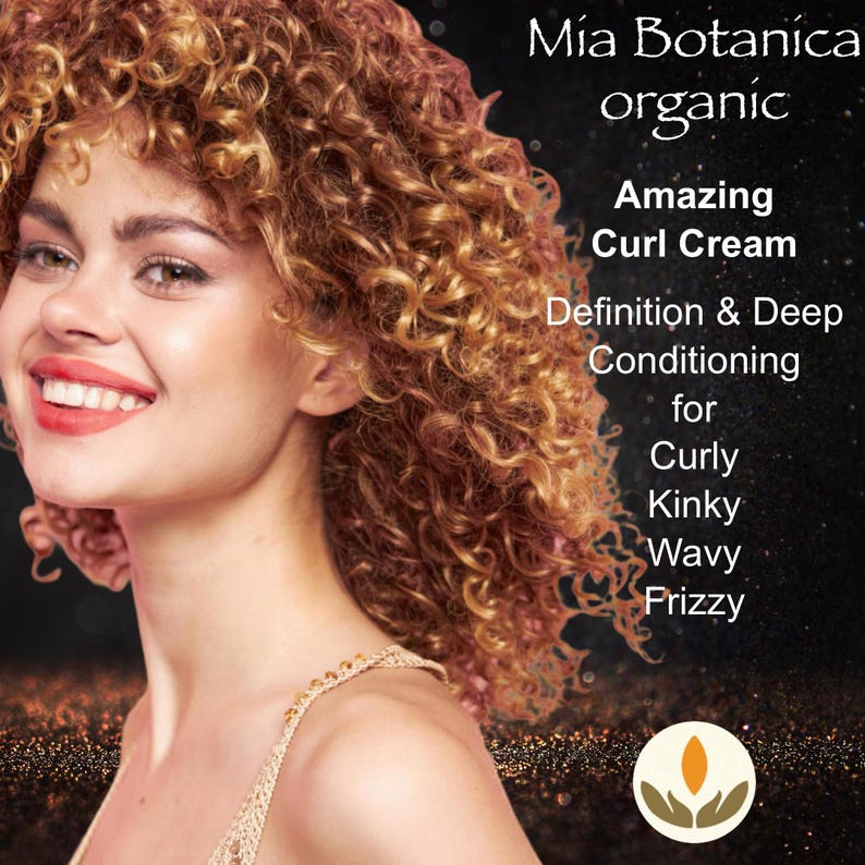 Op de afbeelding: Reclame voor "M&iacute;a Botanica organic Amazing Curl Cream" met een vrouw met krullend haar. De tekst promoot "Definition & Deep Conditioning" voor krullend, kroes, golvend en pluizig haar. Donkere achtergrond met gouden glitter.