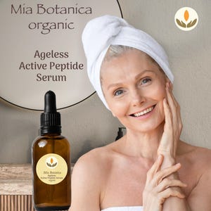K&ouml;nnte beinhalten: Eine braune Glasflasche mit schwarzer Pipette, beschriftet mit "Mia Botanica organic Ageless Active Peptide Serum". Eine Frau mit wei&szlig;em Handtuch l&auml;chelt und ber&uuml;hrt ihr Gesicht. Der Hintergrund ist ein neutrales Beige.
