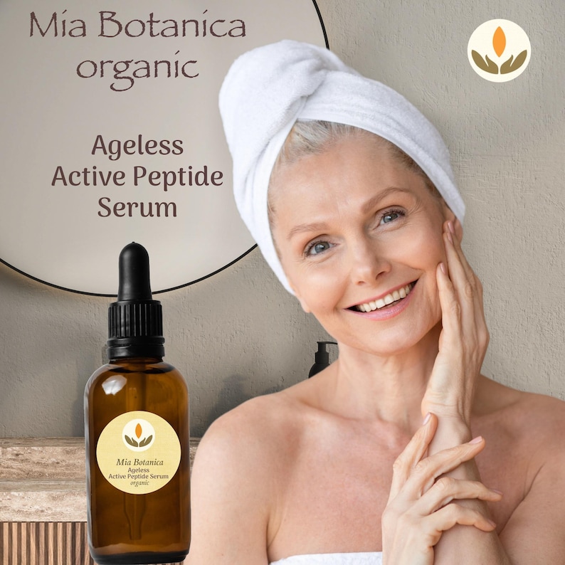 K&ouml;nnte beinhalten: Eine braune Glasflasche mit schwarzer Pipette, beschriftet mit "Mia Botanica organic Ageless Active Peptide Serum". Eine Frau mit wei&szlig;em Handtuch l&auml;chelt und ber&uuml;hrt ihr Gesicht. Der Hintergrund ist ein neutrales Beige.