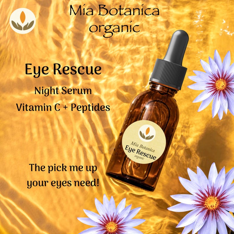 Op de afbeelding: Een bruine glazen fles met een druppelaar, met het label "Eye Rescue Night Serum Vitamin C + Peptides". De afbeelding bevat de tekst "Mia Botanica organic" en "The pick me up your eyes need!" met blauwe en paarse bloemen op een gouden achtergrond.