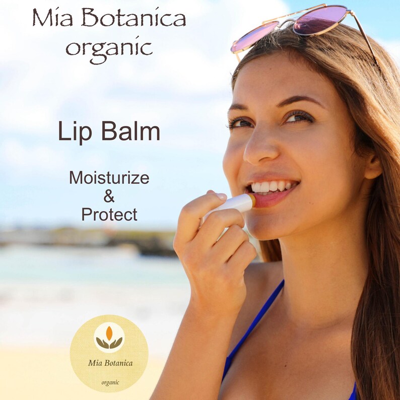 Puede incluir: Una mujer se aplica un b&aacute;lsamo labial blanco en barra en los labios. El b&aacute;lsamo labial est&aacute; etiquetado como "Mia Botanica organic Lip Balm Moisturize & Protect".